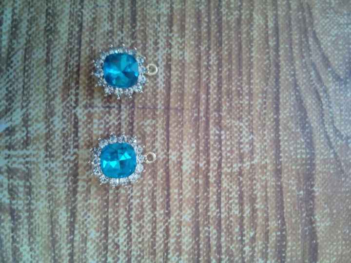 Si sus aretes tienen ese arito y las piedritas están muy juntas, no se lo quiten.