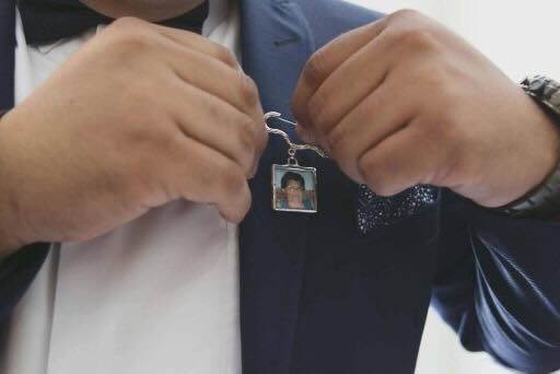 Accesorio: relicario o camafeo para novios 5