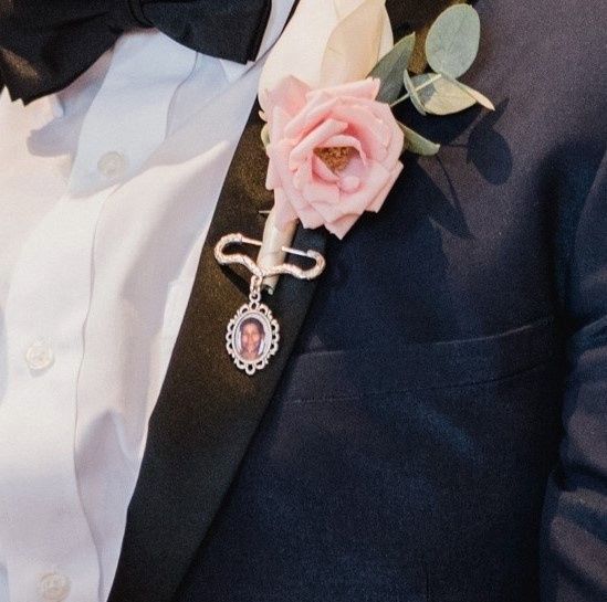 Accesorio: relicario o camafeo para novios 6