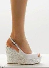 ¿Qué tipo de zapatos debo usar sí mi boda es en la playa? 11