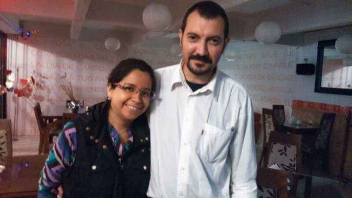 Nuestra primera foto juntos en el café (no fue el día que nos conocimos)