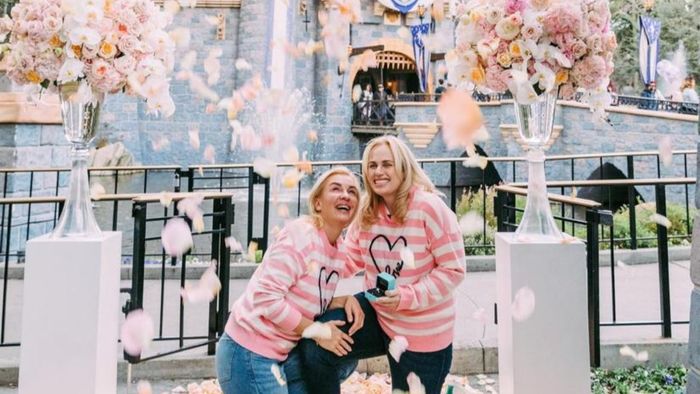 De cuento de Disney ¡Se comprometió la actriz Rebel Wilson! 🌈😍 - 4