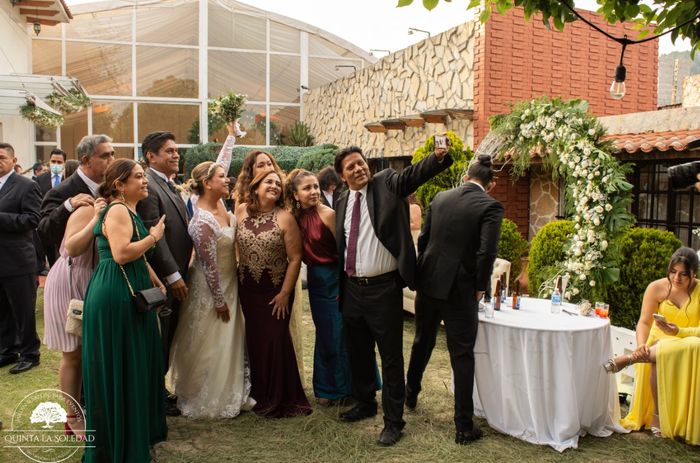 ¿Cuántos boletos se deben entregar a los invitados? 📧 - 1