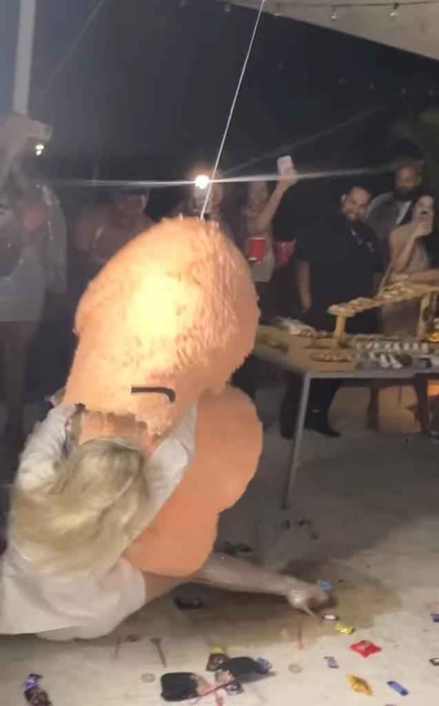 Strippers + piñata + famosos = despedida de Lele Pons 💥 - 4