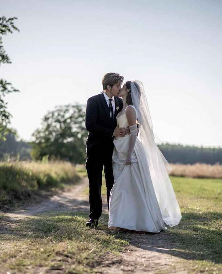 La boda de Dylan Sprouse y Barbara Palvin 🖤 - 3