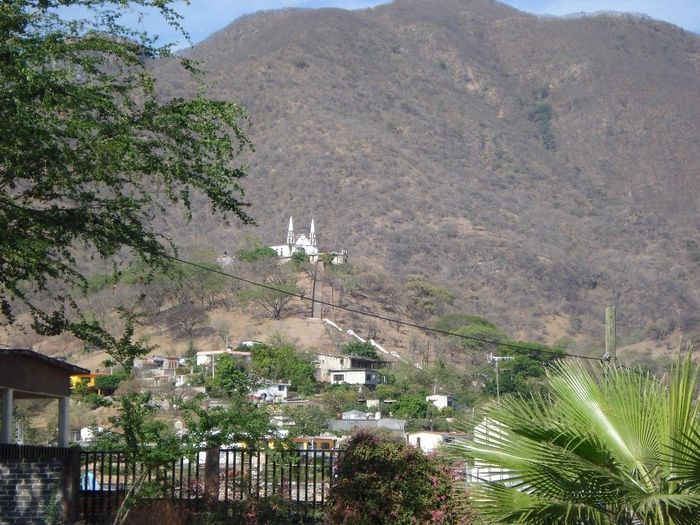 En lo alto del pueblo la capilla donde me casaré