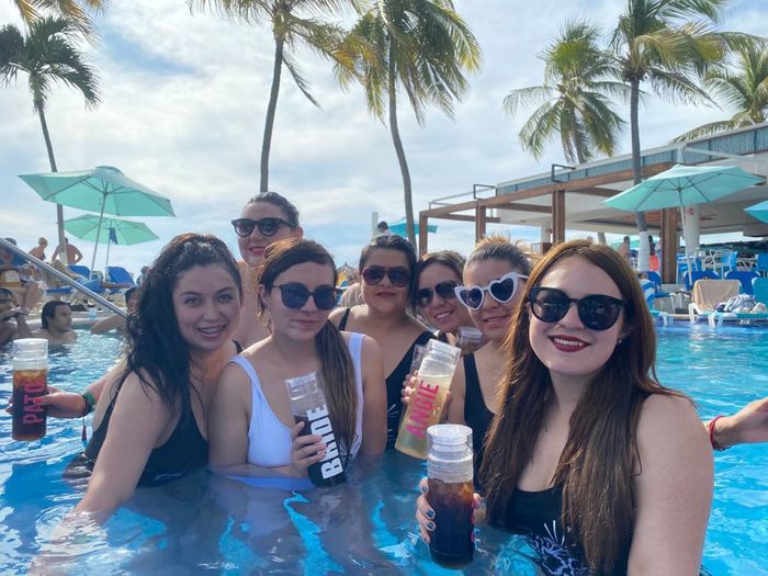 Samantha reta a los novios de comu a subir fotos de su despedida de solteros 1