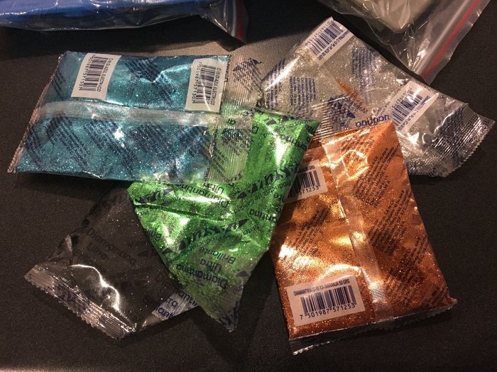 Diamantina de los colores que quieran (se consiguen en papelería)