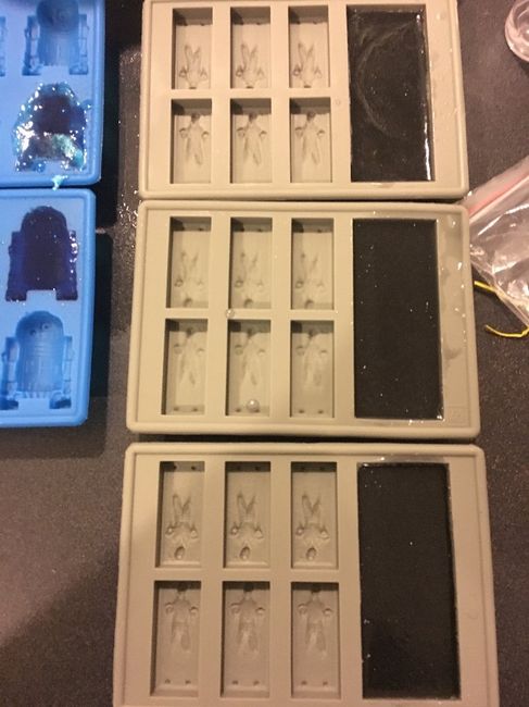 3. Después vierten en los moldes aún estando un poco caliente, sino se comienza a hacer sólida y ya 