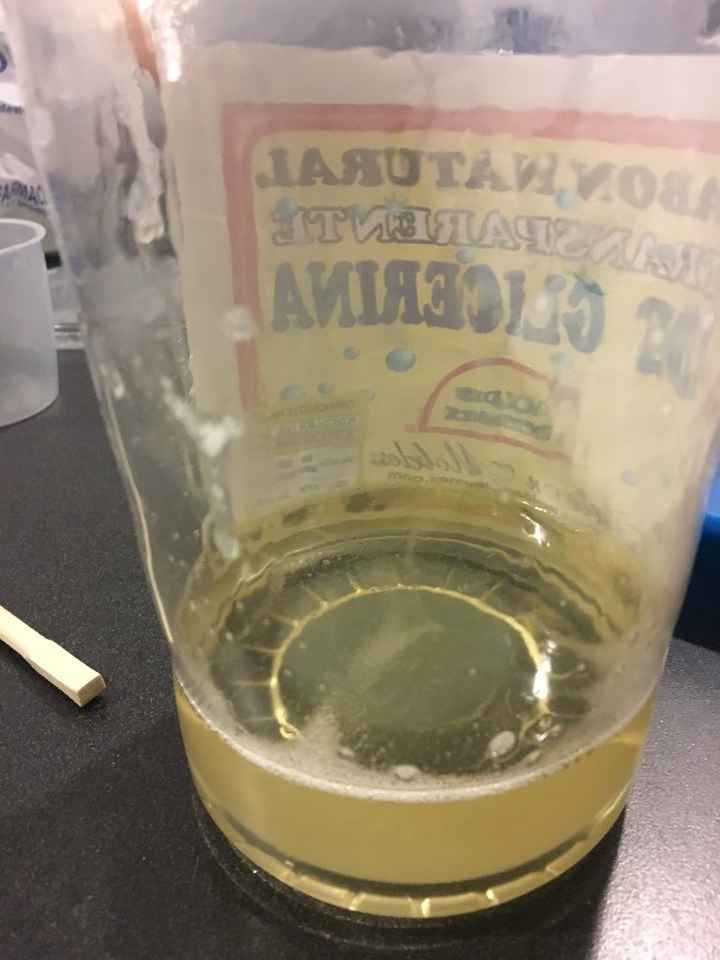 1.Lo primero es calentar en el micro la glicerina unos segundos hasta que quede líquida.