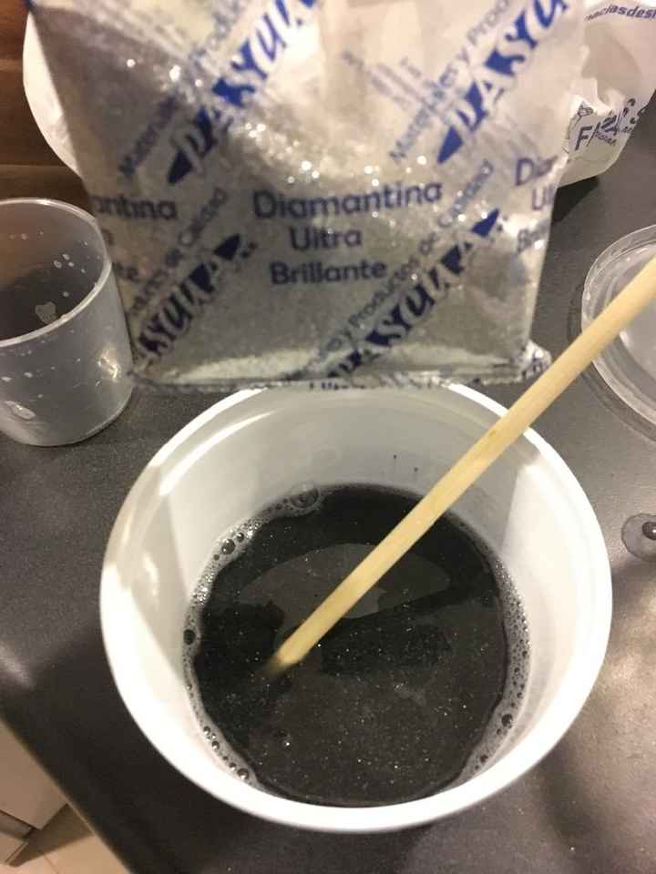 2. Luego agregan en un recipiente un poco de la glicerina junto con el colorante y diamantina de col