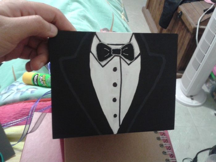 Con detalles en el moñito