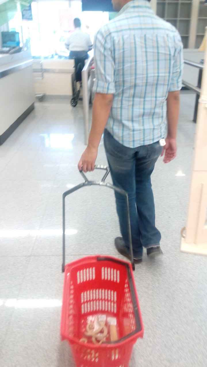 "Con la canasta ,muy coketon"