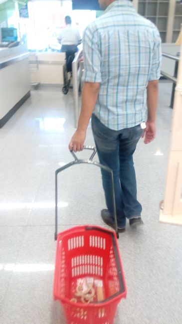 "Con la canasta ,muy coketon"
