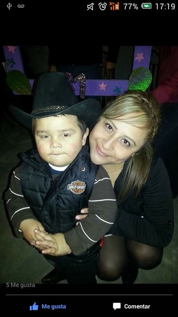 Él es Alex..(Hijo de mi amiga) quien entrara con Nicole y ayudara a cargar el letrero
