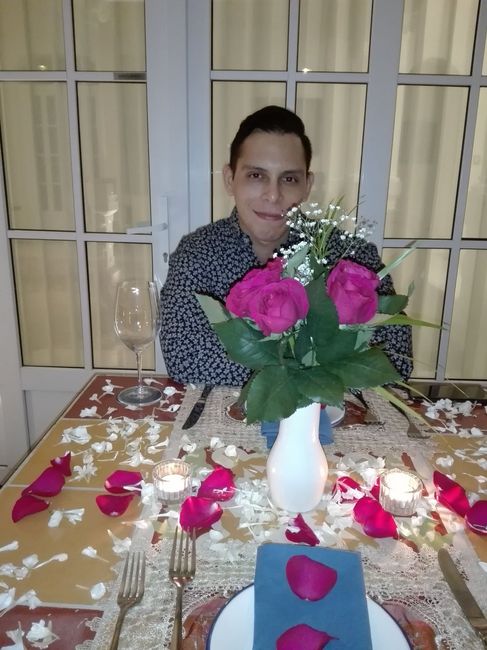Leisy reta a los novios de la Comunidad a poner una foto de su compromiso - 1