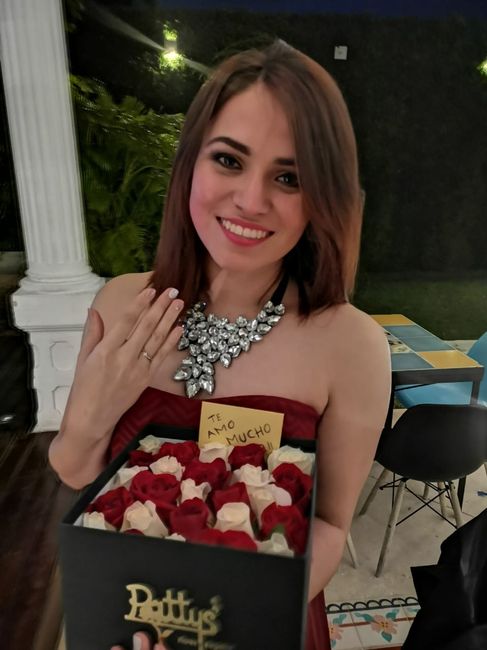 Leisy reta a los novios de la Comunidad a poner una foto de su compromiso - 2