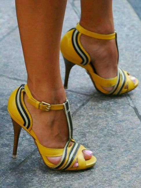Zapatillas amarillas! 💖 24