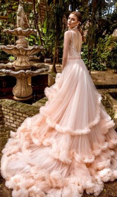 Vestidos de novia en tonos rosas 3