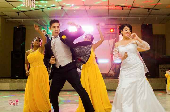 BAILE CON DAMAS Y ACOMPAÑANTES