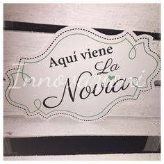Letrero "Ahi viene la novia"
