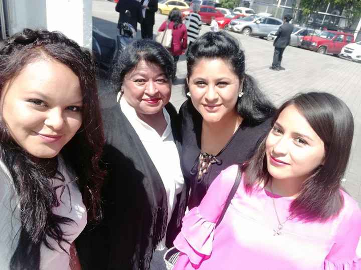 Mi mamá y dos de mis damas