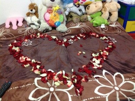 Cama con pétalos