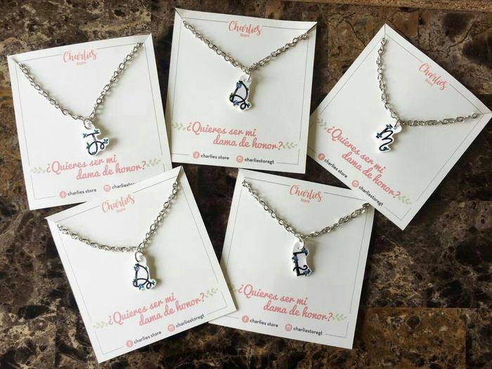 yo les di estas cadenitas con su inicial 