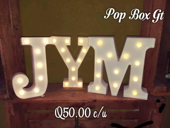 estas son unas letras led para la mesa de los novios 