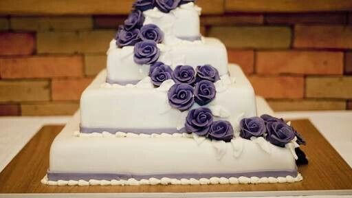 Sara: me presento,  mi boda será estilo vintage, hemos escogido dos tonos de morado y dos tonos de r