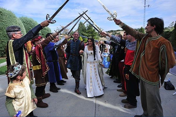 Para la entrada al salón, o la boda al civil, aun no se, sólo que obviamente será sin disfraces