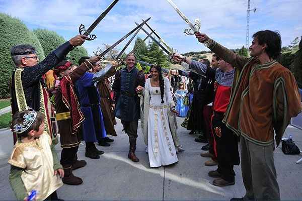 Para la entrada al salón, o la boda al civil, aun no se, sólo que obviamente será sin disfraces