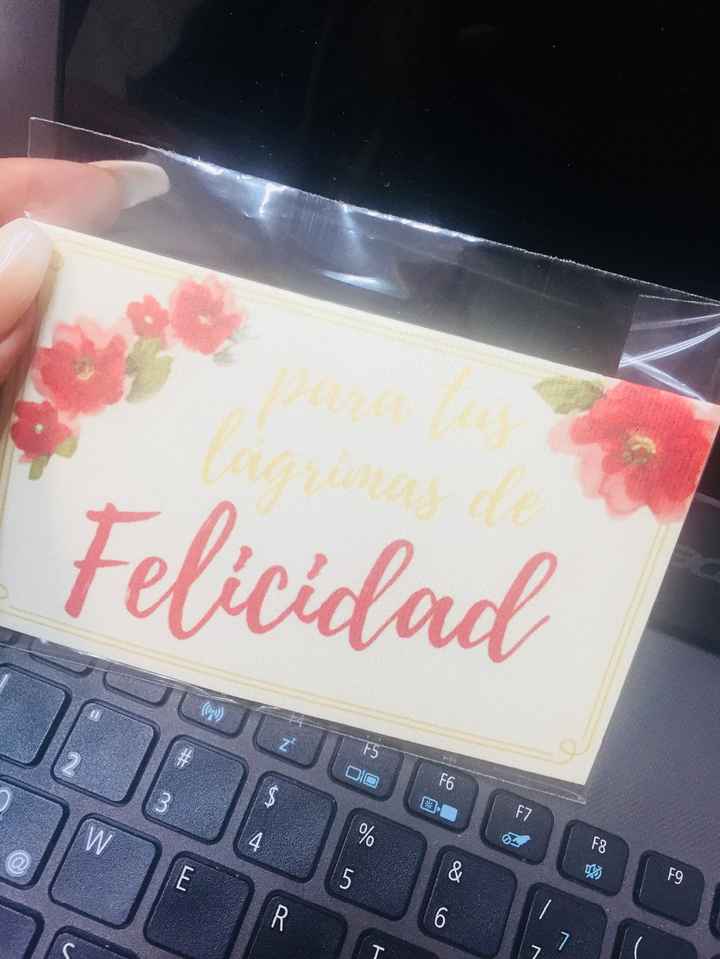 la portada, tambien trae la bolsita de celofan