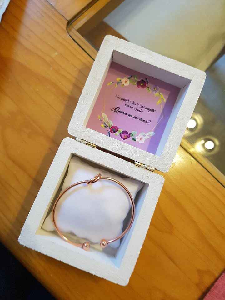 Cajita con letrero y pulsera