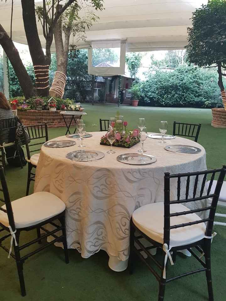 mantel blanco, centro de mesa chico