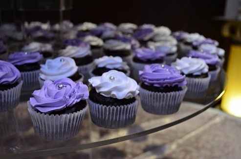 Mi pastel (quequitos) morado y blanco