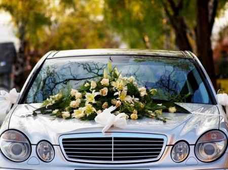 Auto de novios con flores naturales