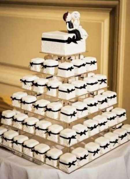 una opcion son los Cupcakes  elegantes en  piramide. 