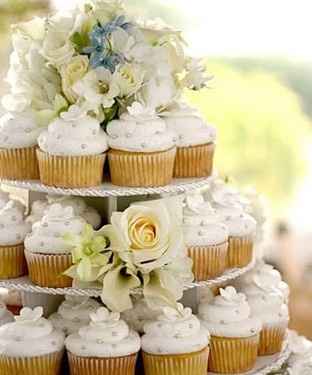 tambien puedes pensar en los cupcakes tradicionales adornados con flores