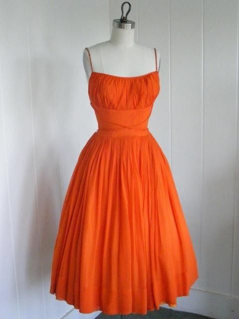 vestido con ajuste a la cintura y una caida ligera