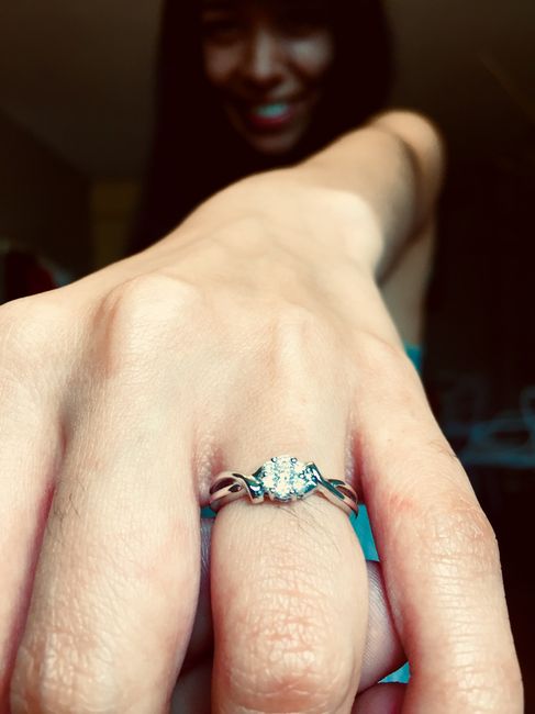Tania reta a los novios y novias de la comunidad a subir una foto del día de su compromiso 1