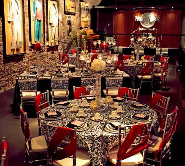 decoración roja con negro como tu invitacion