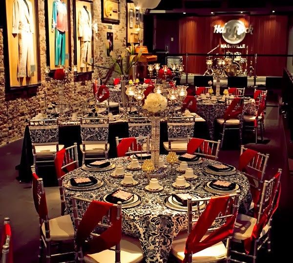 decoración roja con negro como tu invitacion