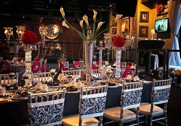 decoración roja con negro como tu invitación 