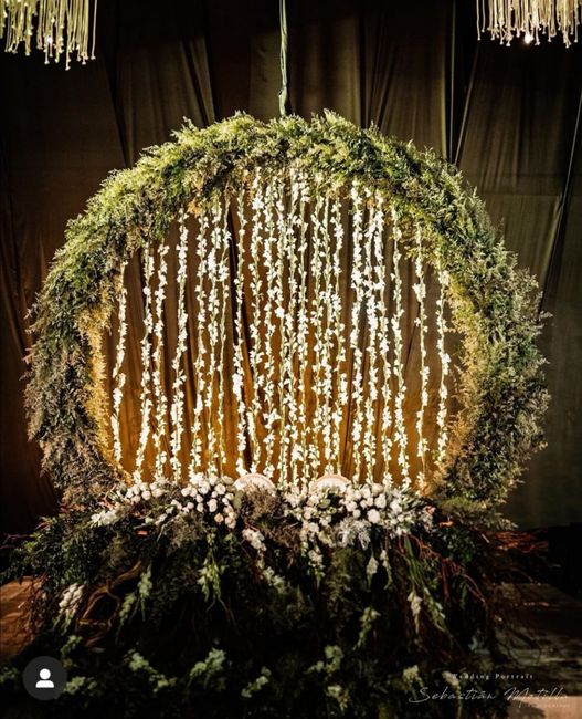 Círculos o arcos de flores en la mesa de los novios 9