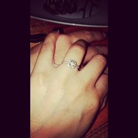 A presumir nuestros anillos de compromiso y la manera en que nos los dieron y/o propusieron matrimon