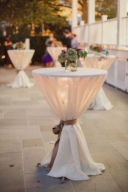 Una idea de decoración para las mesas periqueas de tu cocktail 