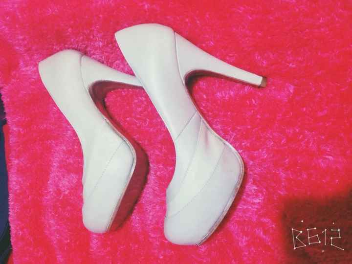 Zapatillas y lencería - 2