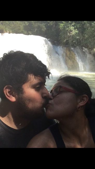 Beso en la cascada