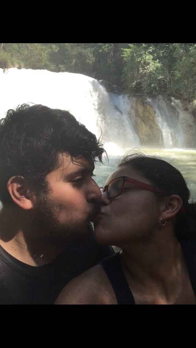 Beso en la cascada